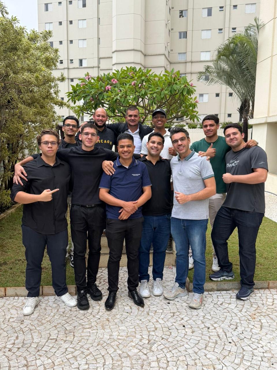Guilherme com a equipe e suas conexões da Geon AI em um encontro ao ar livre.